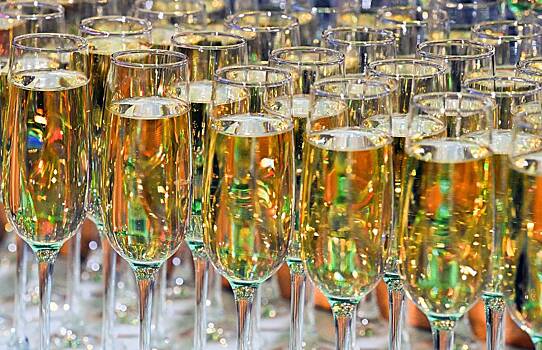 Российские чиновники устроили вечеринку с танцами и шампанским в мэрии и поплатились