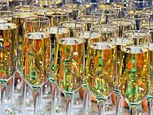 Российские чиновники устроили вечеринку с танцами и шампанским в мэрии и поплатились