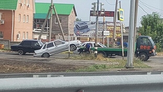 В Тольятти с эвакуатора слетела машина