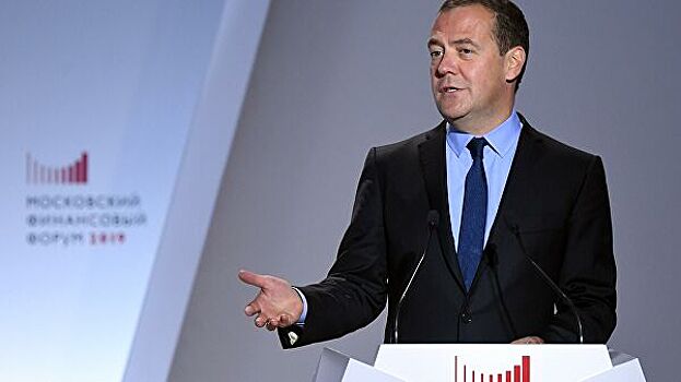 Медведев призвал подходить рационально к тратам средств ФНБ