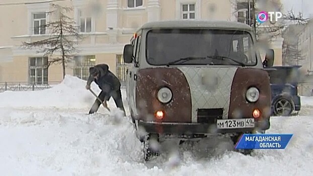 Магаданские коммунальщики просят у горожан помощи в уборке снега