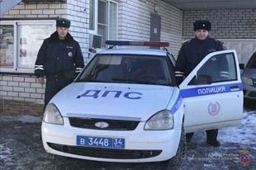 Полицейские спасли семью с детьми, замерзавшую на трассе под Волгоградом