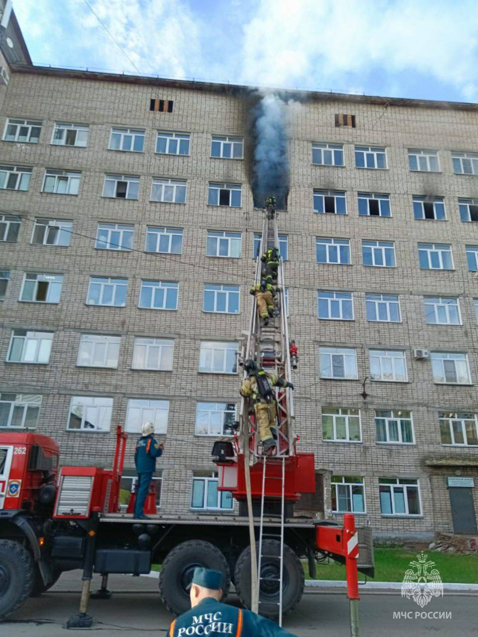 Сотрудники МЧС спасли больше 40 человек на пожаре в Алтайском крае