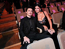 Модель Кайли Дженнер в платье с глубоким декольте пришла на BAFTA