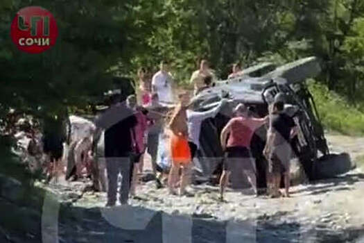SHOT: УАЗ с туристами перевернулся на горной дороге во время джипинга в Сочи