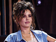 Поп-певица Zivert ютится в тесной кухне в юбилейном альбоме «VK Акустика»