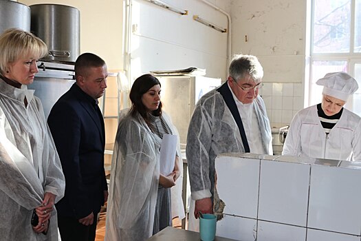 Мэр курского Железногорска проверил школу после жалоб на тараканов и холод