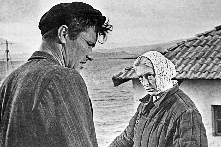 Лидия Федосеева и Василий Шукшин в кадре из фильма «Мальчик у моря» (1964)
