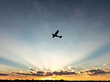 В США самолет совершил посадку на трассу и врезался в поток машин