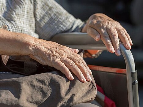 Экономист оценил идею о сокращении пенсионного возраста для работающих с инвалидами
