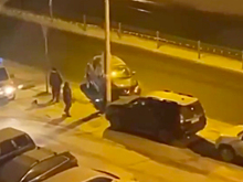 Агрессивный водитель врезавшегося в столб автомобиля попал на видео в Москве