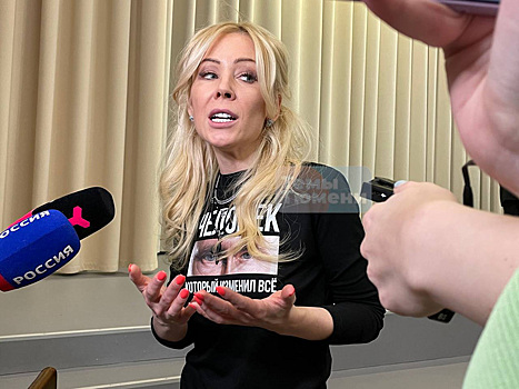 Мизулиной на встрече в Тюмени подарили футболку с цитатой Моора о Путине