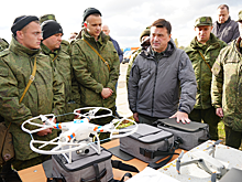 Воробьев передал новые квадрокоптеры мобилизованным, проходящим подготовку в Серпухове