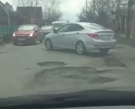 Водитель из Краснодара показал на видео гигантские ямы на дорогах города