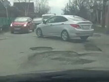 Водитель из Краснодара показал на видео гигантские ямы на дорогах города