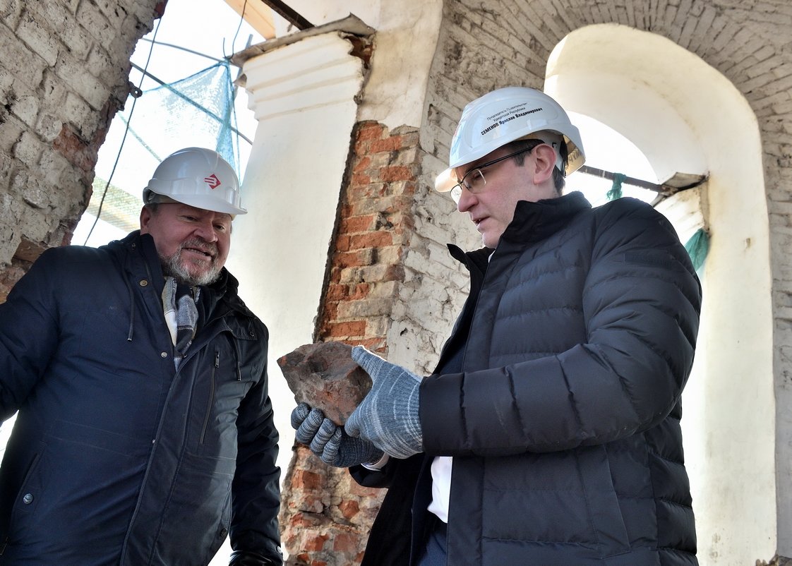 На главном корпусе Ижевского оружейного завода начались работы по восстановлению курантов