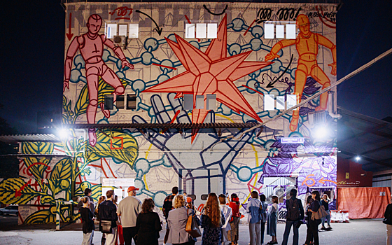 Стены бывшего завода «Кристалл» украсили новые муралы известных артистов