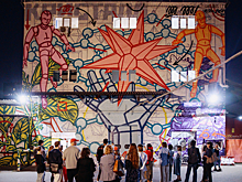 Стены бывшего завода «Кристалл» украсили новые муралы известных артистов