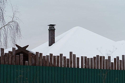 Депутат ГД Сергей Гаврилов разъяснил действия, если снег с крыши соседа падает на участок