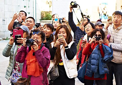 Китайские туристы постоянно все фоткают, что они делают с этими фотографиями дальше?
