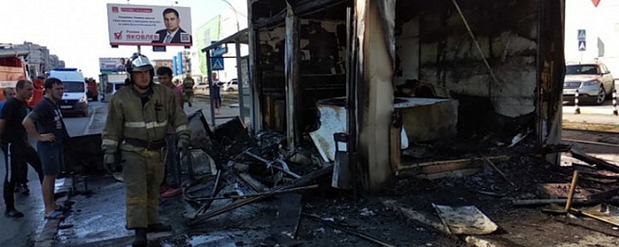 В сгоревшем киоске с шаурмой в Новосибирске пострадал человек