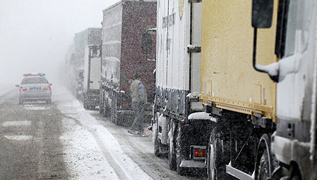 Снегопад привел к коллапсу на границе РФ и Украины