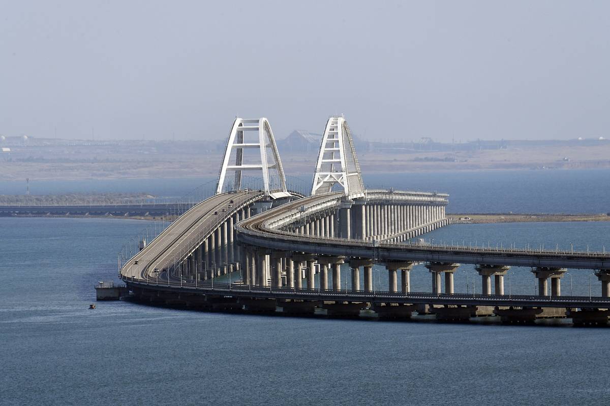 Крымский мост открыли для автомобилей спустя восемь часов