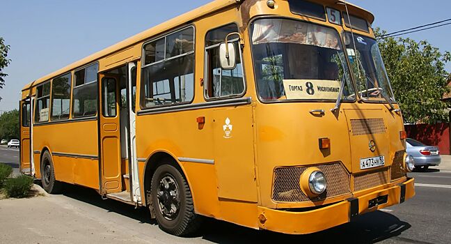 Почему приходилось высаживать пассажиров автобуса ЛиАЗ-677 при подъеме в гору?