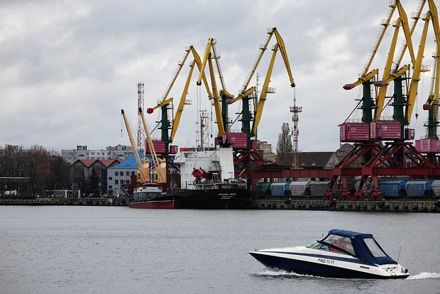 Иностранное судно столкнулось с двумя теплоходами в российском порту