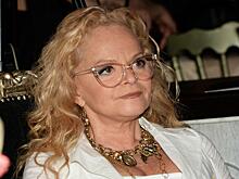 Цвет настроения: 65-летняя Долина «зажгла» на сцене в синем костюме пижамного кроя