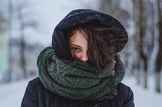 Врач назвала россиянкам способы сберечь кожу зимой с помощью одежды