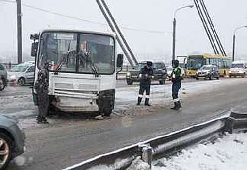 В Череповце рейсовый автобус попал в ДТП: пострадала беременная женщина