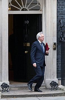 Кабинет Терезы Май в кризисе, Дэвид Дэвис уходит в отставку из-за Брексита