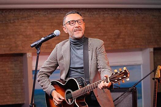 Шнуров хочет иметь ребенка от молодой жены