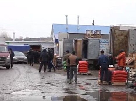 В Башкирии появилось видео обыска рынка с нелегалами