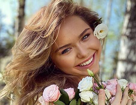 «Невесомая и воздушная»: дочь Маликова подчеркнула юность платьем с флористическим принтом