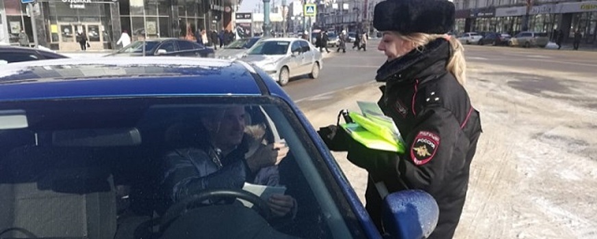 В Воронеже Госавтоинспекция в честь мужского праздника провела акцию «Женский патруль»