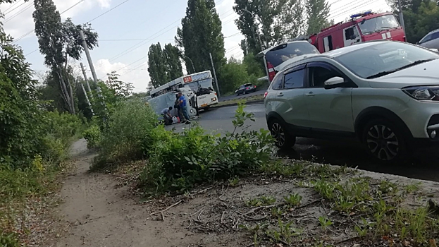 На скользкой из-за прорыва трубы Азина перевернулась «буханка». Водитель в больнице