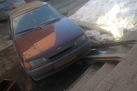 «Я паркуюсь, как...»: тюменские автомобилисты заезжают на пандусы жилых домов и бросают машины среди берез