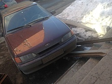 «Я паркуюсь, как...»: тюменские автомобилисты заезжают на пандусы жилых домов и бросают машины среди берез