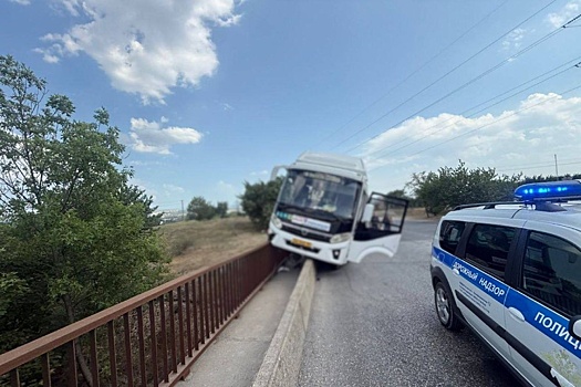 В Симферополе маршрутка влетела в дорожное ограждение, есть пострадавшие