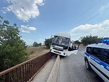 В Симферополе маршрутка влетела в дорожное ограждение, есть пострадавшие