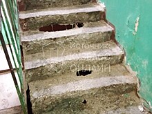 Дыры образовались на лестнице в подъезде новокузнецкой пятиэтажки