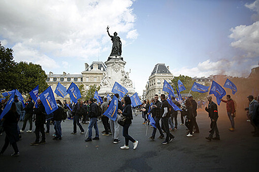 В Париже больше 20 тысяч полицейских вышли на акцию протеста