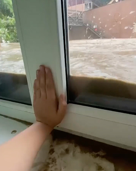 Вода добирается до первых этажей.