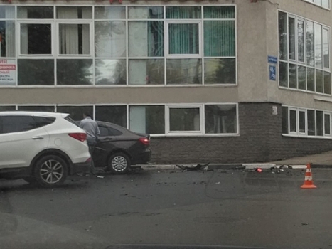 Две иномарки столкнулись в центре Нижнего Новгорода 26 сентября