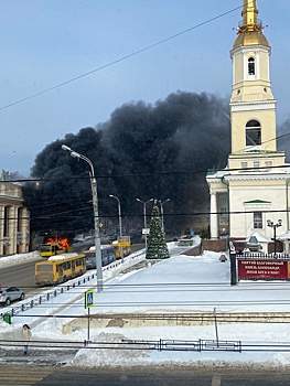 Возле Русского драмтеатра в Ижевске загорелся пассажирский автобус