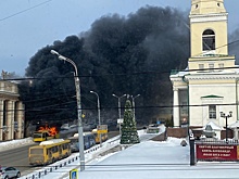 Возле Русского драмтеатра в Ижевске загорелся пассажирский автобус