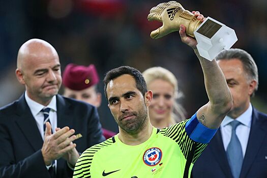 Экс-вратарь «Барселоны» и «Манчестер Сити» завершил карьеру