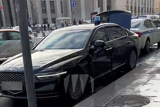 Автомобиль Управделами президента протаранил такси в центре Москвы